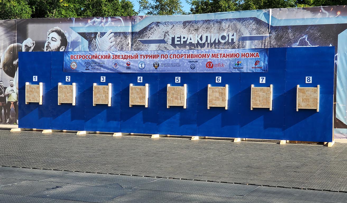 Стена со стендами для метания ножей, L=12,2 метра (8 стендов)